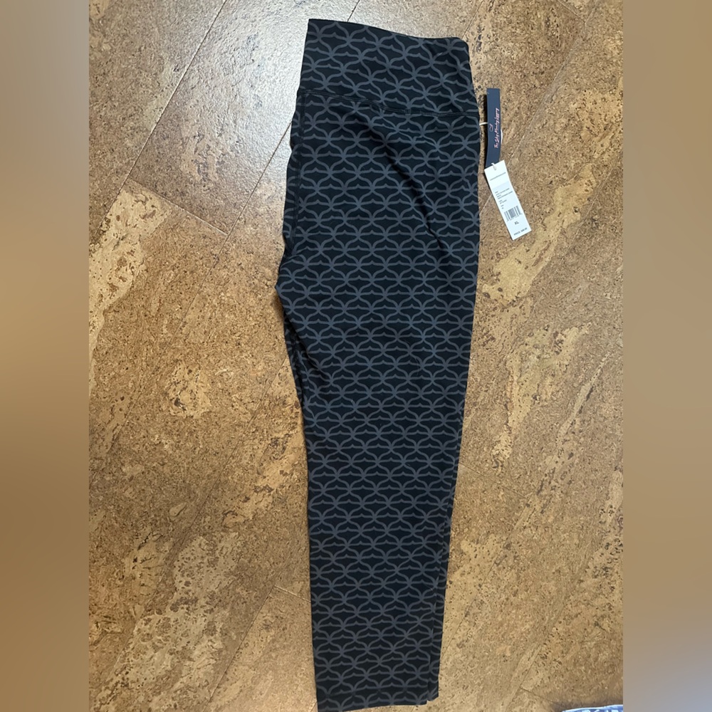 NWT Vineyard Vines “skip Monday” leggings in whale tail pattern size XL.